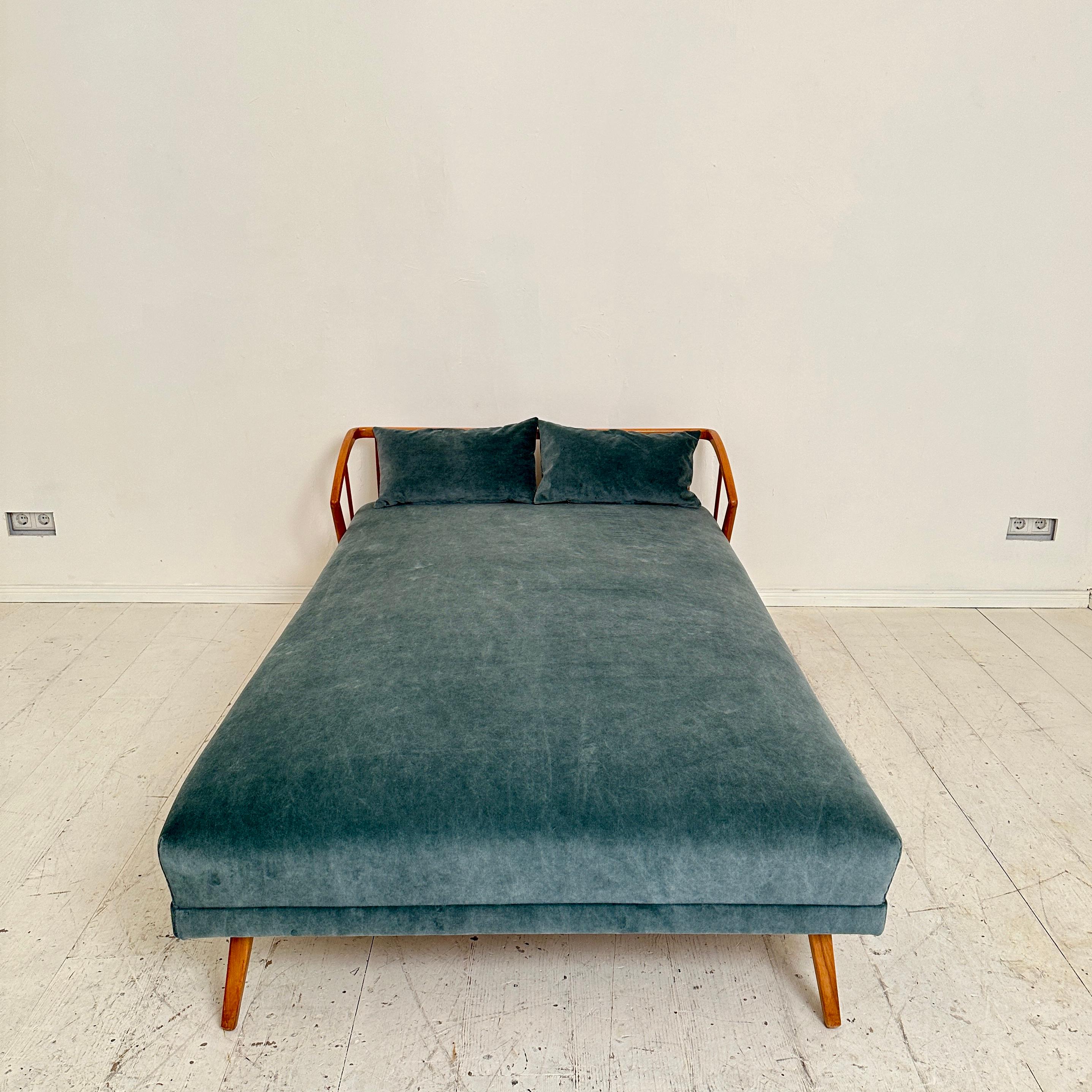 Mid Century German Daybed / Bed in Beech and Petrol Colored Velvet, 1950 2