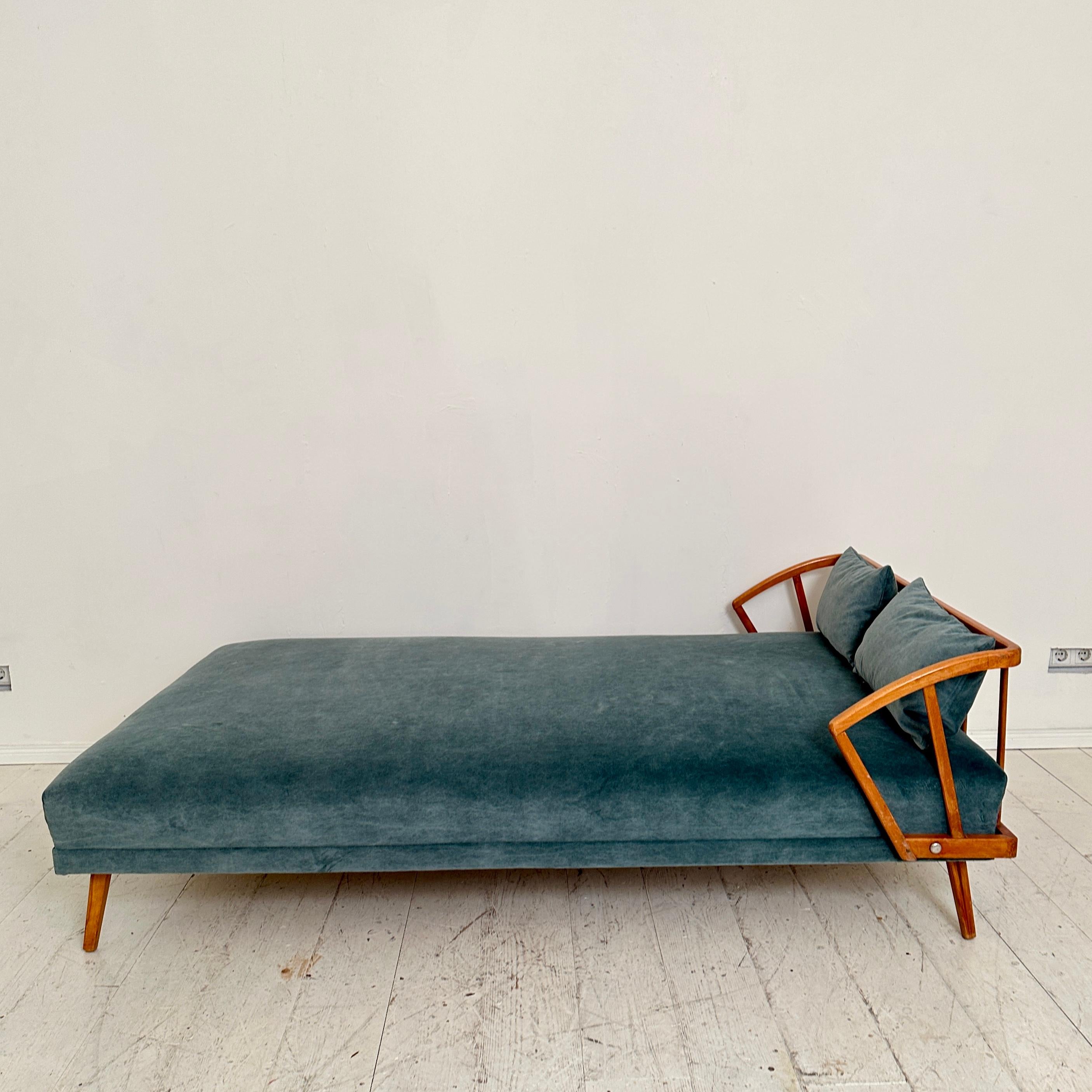 Mid Century German Daybed / Bed in Beech and Petrol Colored Velvet, 1950 3