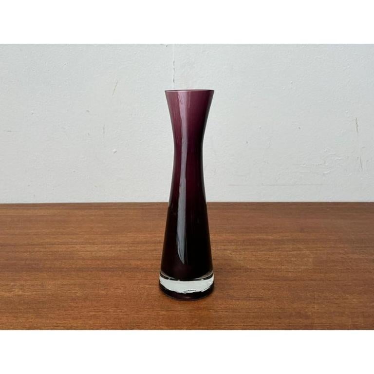 Vaso di vetro Diabolo tedesco di metà secolo, anni '60, in ottime condizioni. Progettato dal 1960 al 1969.

Informazioni aggiuntive:
Materiali: Vetro
Stile: Medioevo Moderno
Paese di origine: Germania
Colore: viola
Tipo di articolo: Vintage, Antico