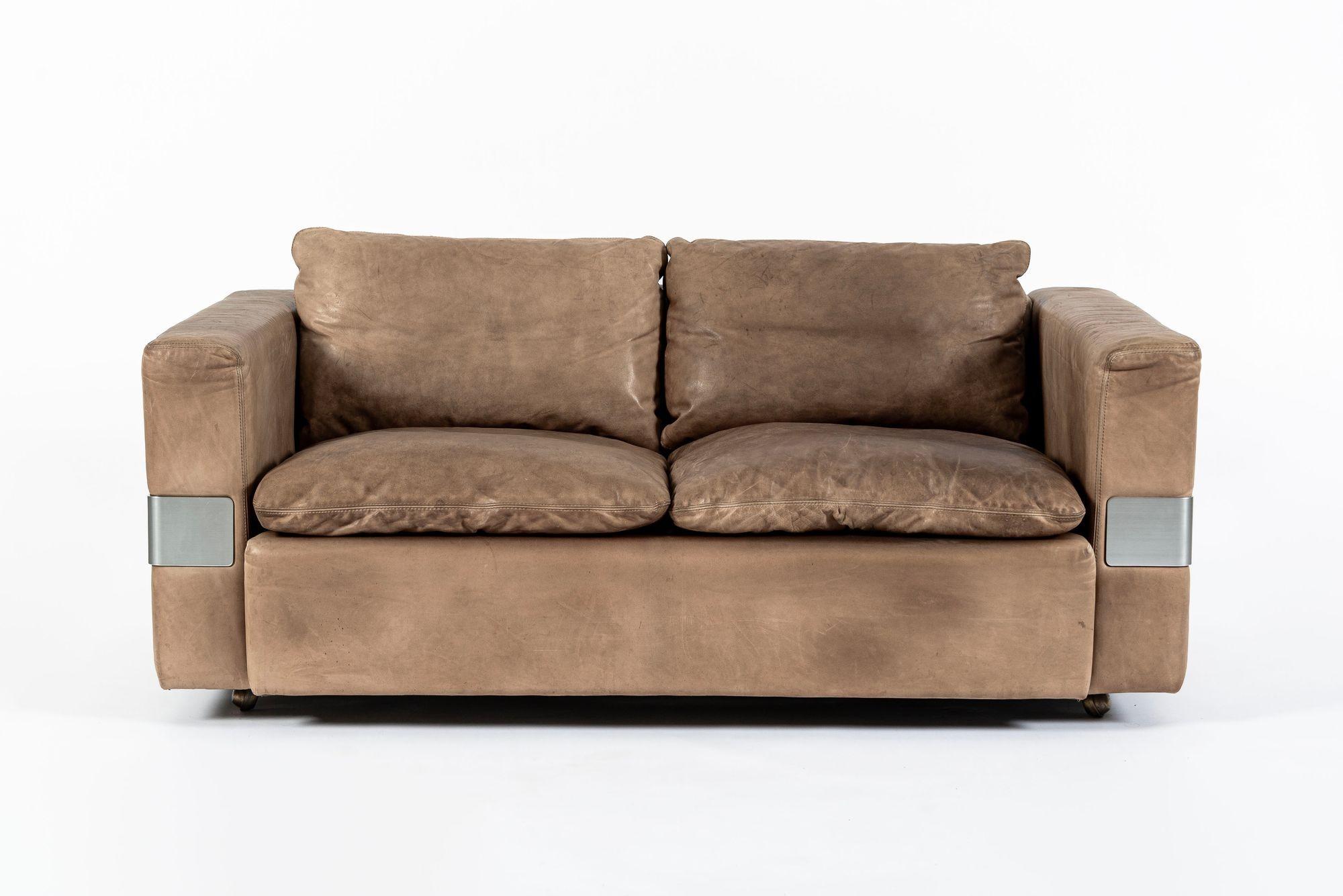 Questo divano a due posti in pelle marrone vintage della metà del secolo scorso, nello stile di Robert Haussmann & Haussmann per Hans Kaufeld, risale al 1970 circa. Questo divano unico nel suo genere è ben costruito e robusto, con un'estetica pulita