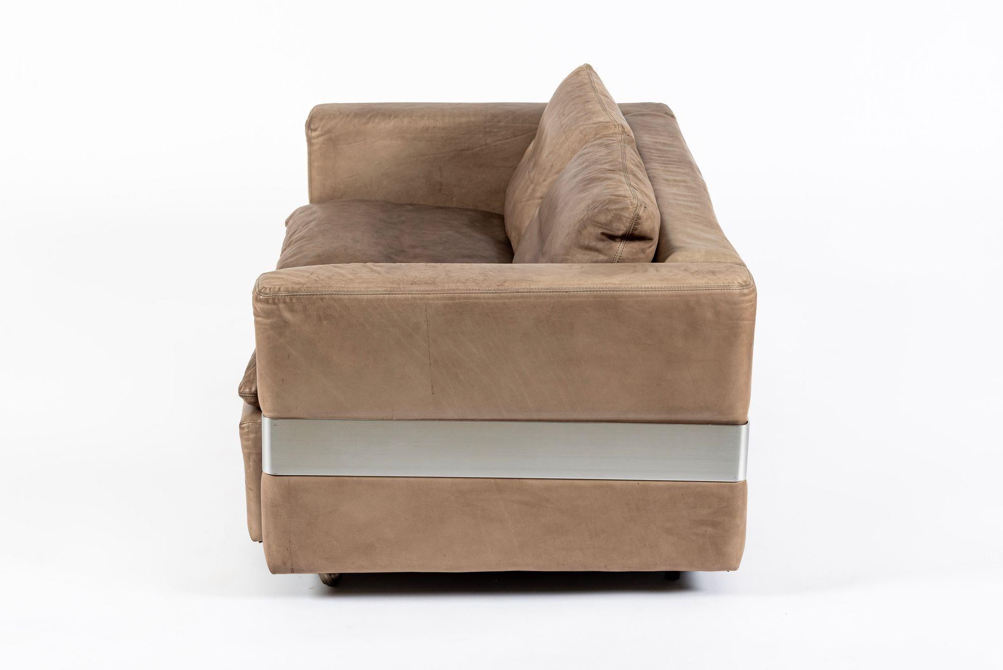 Mid-Century moderno Divano a due piazze in pelle marrone invecchiata della Germania di metà secolo in vendita