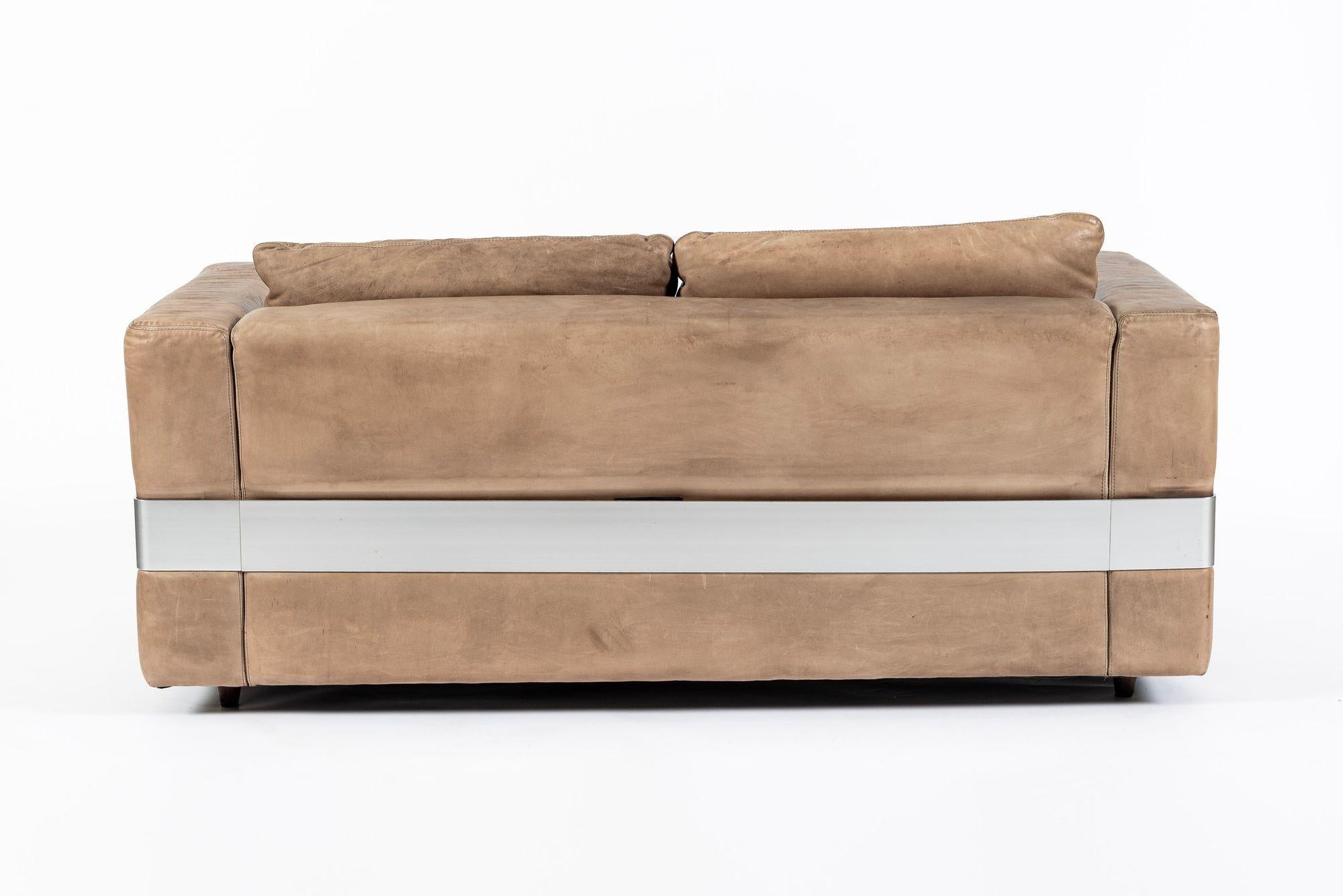 Divano a due piazze in pelle marrone invecchiata della Germania di metà secolo In condizioni buone in vendita a Detroit, MI