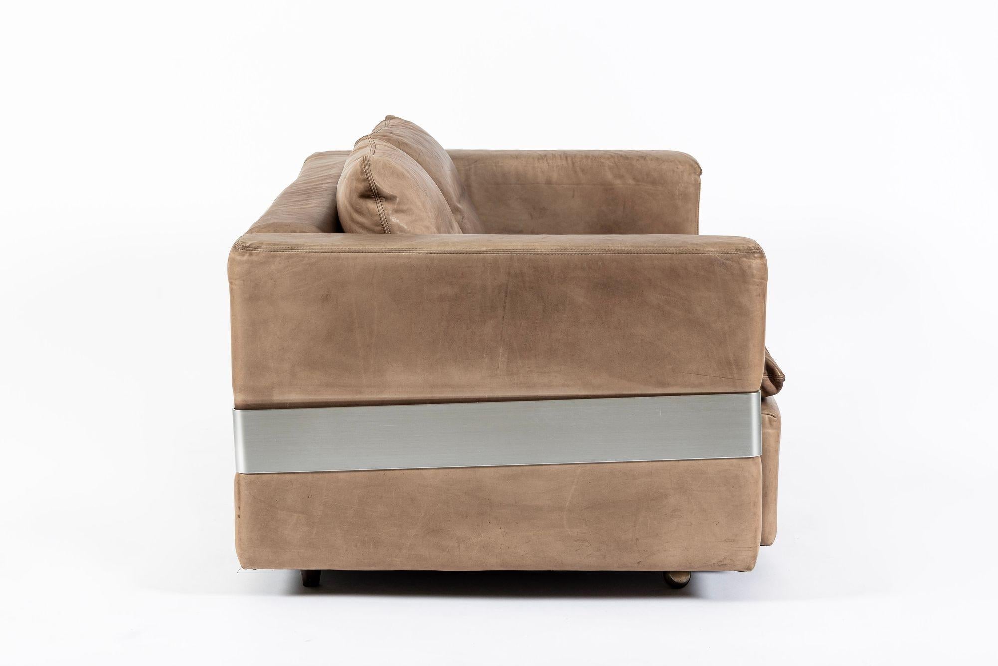 Metallo Divano a due piazze in pelle marrone invecchiata della Germania di metà secolo in vendita