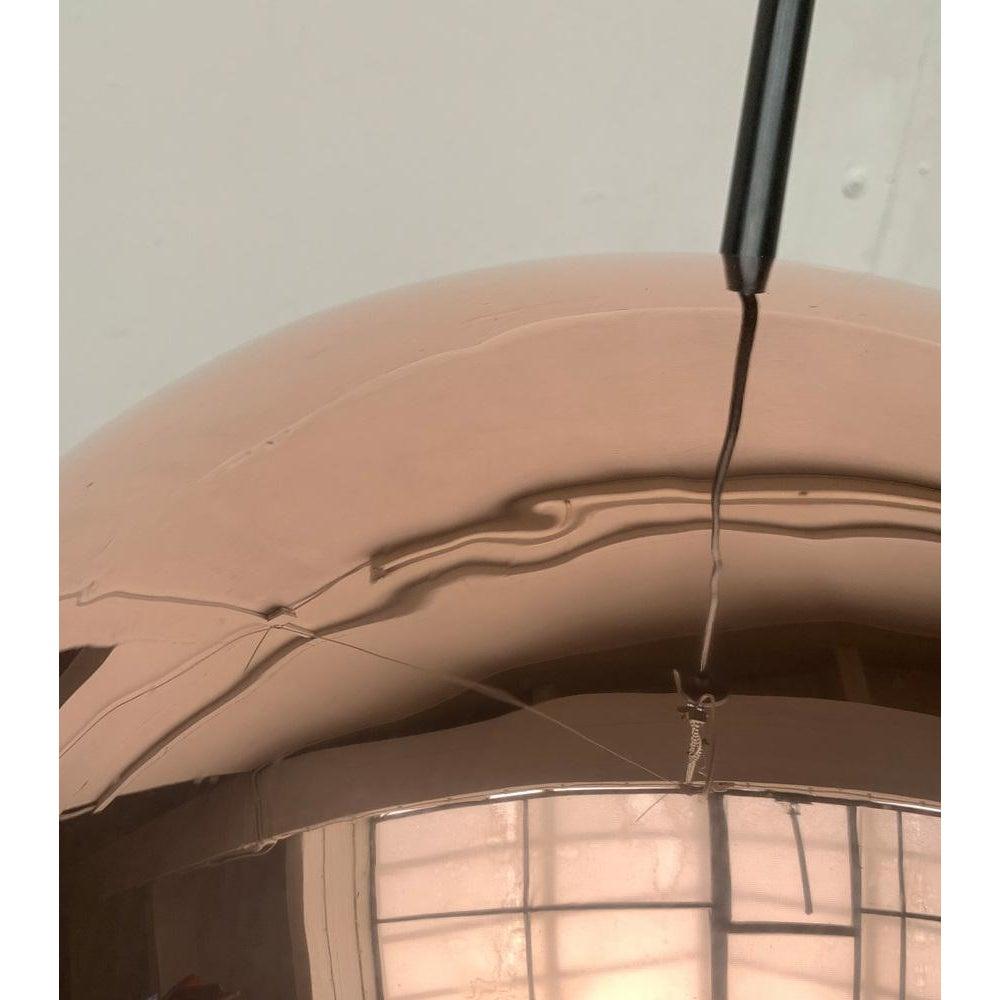 Lampada a sospensione Dome di Space AGE del noto produttore Staff Leuchten, Germania. Ecco una versione in rame.

Il paralume è costituito da una semplice semisfera in rame. La parte inferiore è completamente chiusa da un grande disco diffusore in