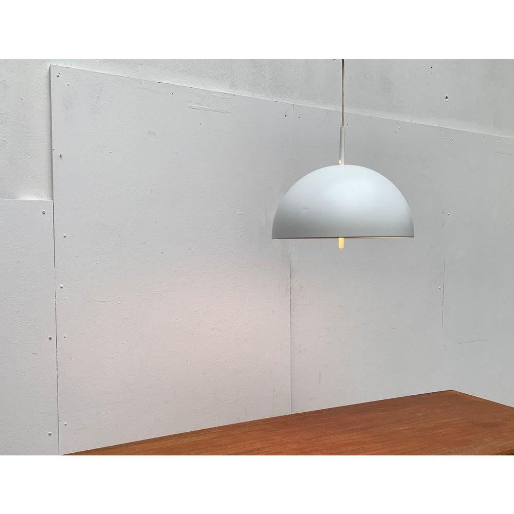 Lampada a sospensione Dome di Space AGE del noto produttore Staff Leuchten, Germania.

Il paralume è costituito da una semplice semisfera in alluminio verniciato di bianco. La parte inferiore è completamente chiusa da un grande disco diffusore in