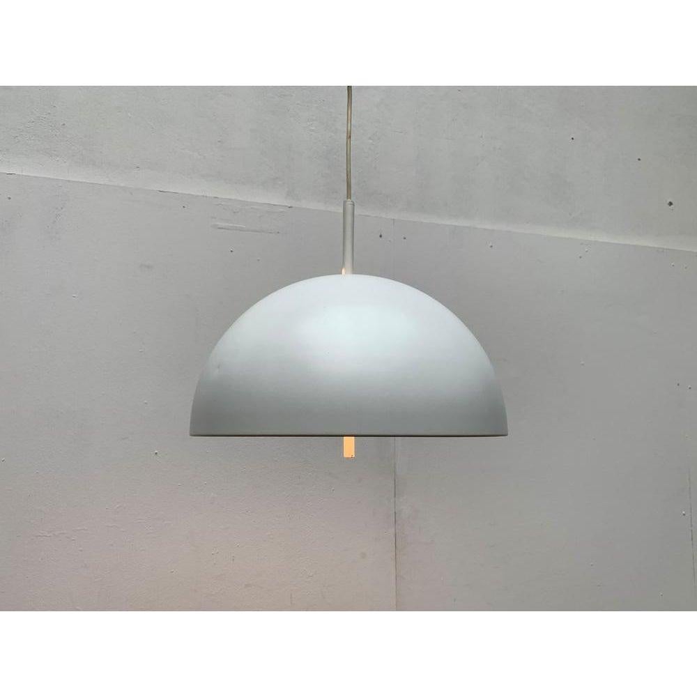 Mid-Century moderno Lampada a sospensione a cupola tedesca di metà secolo di Staff Leuchten in vendita