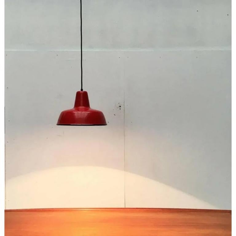 Mid-Century moderno Lampada a sospensione a smalto tedesca di metà secolo di Kaiser Idell/Kaiser Leuchten, anni '60 in vendita