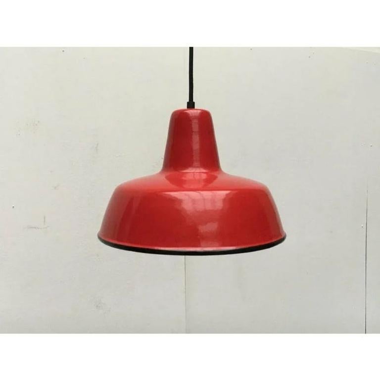 Lampada a sospensione a smalto tedesca di metà secolo di Kaiser Idell/Kaiser Leuchten, anni '60 In condizioni ottime in vendita a Hamburg, DE