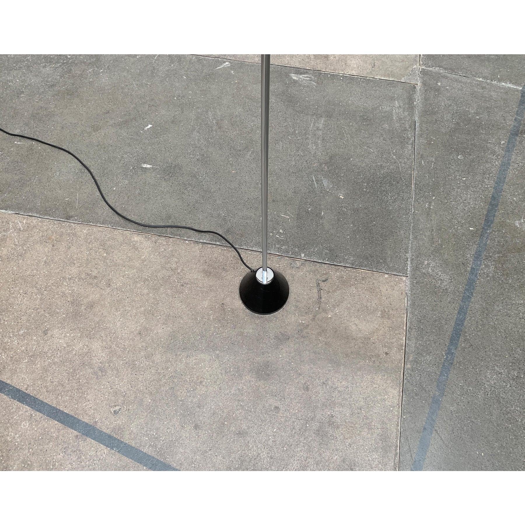 Lampada da terra senza tempo del produttore tedesco Tecnolumen su disegno di Egon Eiermann della fine degli anni '50. Purtroppo la lampada è ora disponibile solo con una lampadina a led installata in modo permanente. Queste luci sono ancora la