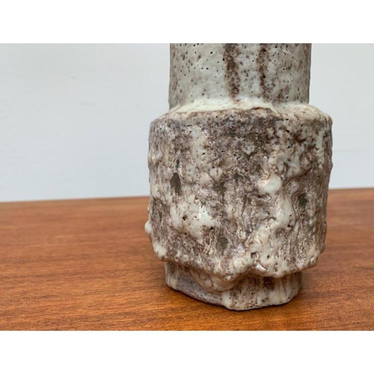 Vaso in lava grassa tedesco di metà secolo, in ottime condizioni. Progettato dal 1960 al 1969.

Informazioni aggiuntive:
Materiali: Ceramica
Stile: Medioevo Moderno
Paese di origine: Germania
Colore: grigio
Tipo di articolo: Vintage, Antico o