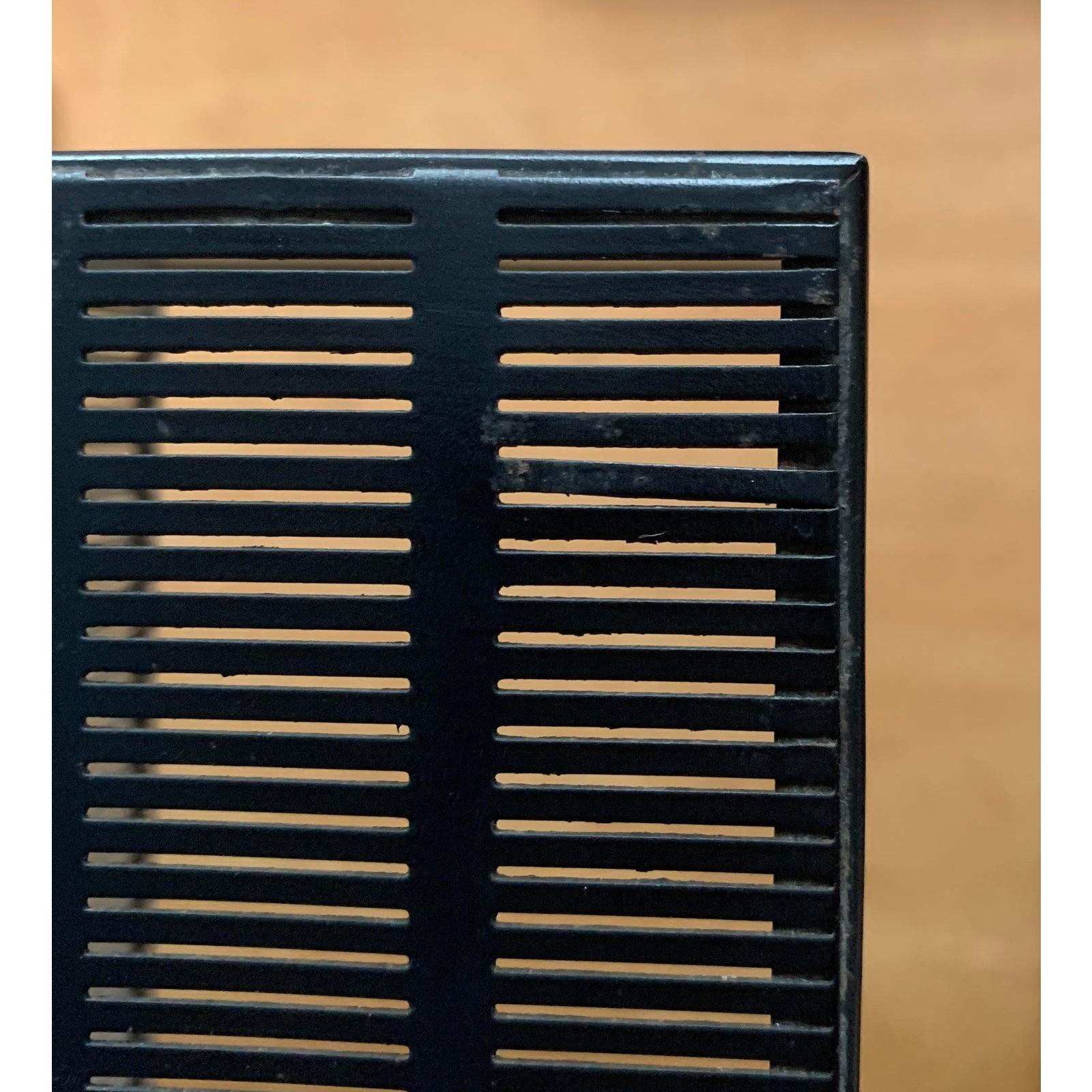 Lampe de table du milieu du siècle du fabricant allemand bur leuchten.

Des formes cubiques parcourent ce dessin, de l'abat-jour au joint en passant par la plaque de base. Le détail le plus frappant de ces designs/One est probablement la fine