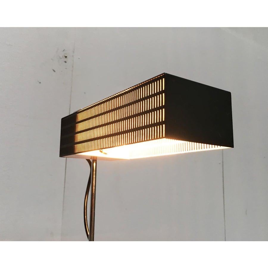 Lampe de table du milieu du siècle du fabricant allemand bur leuchten. Une variante très rare du flamant rose.

Des formes cubiques parcourent ce design, de l'abat-jour aux détails tels que les interrupteurs et les leviers, en passant par la plaque