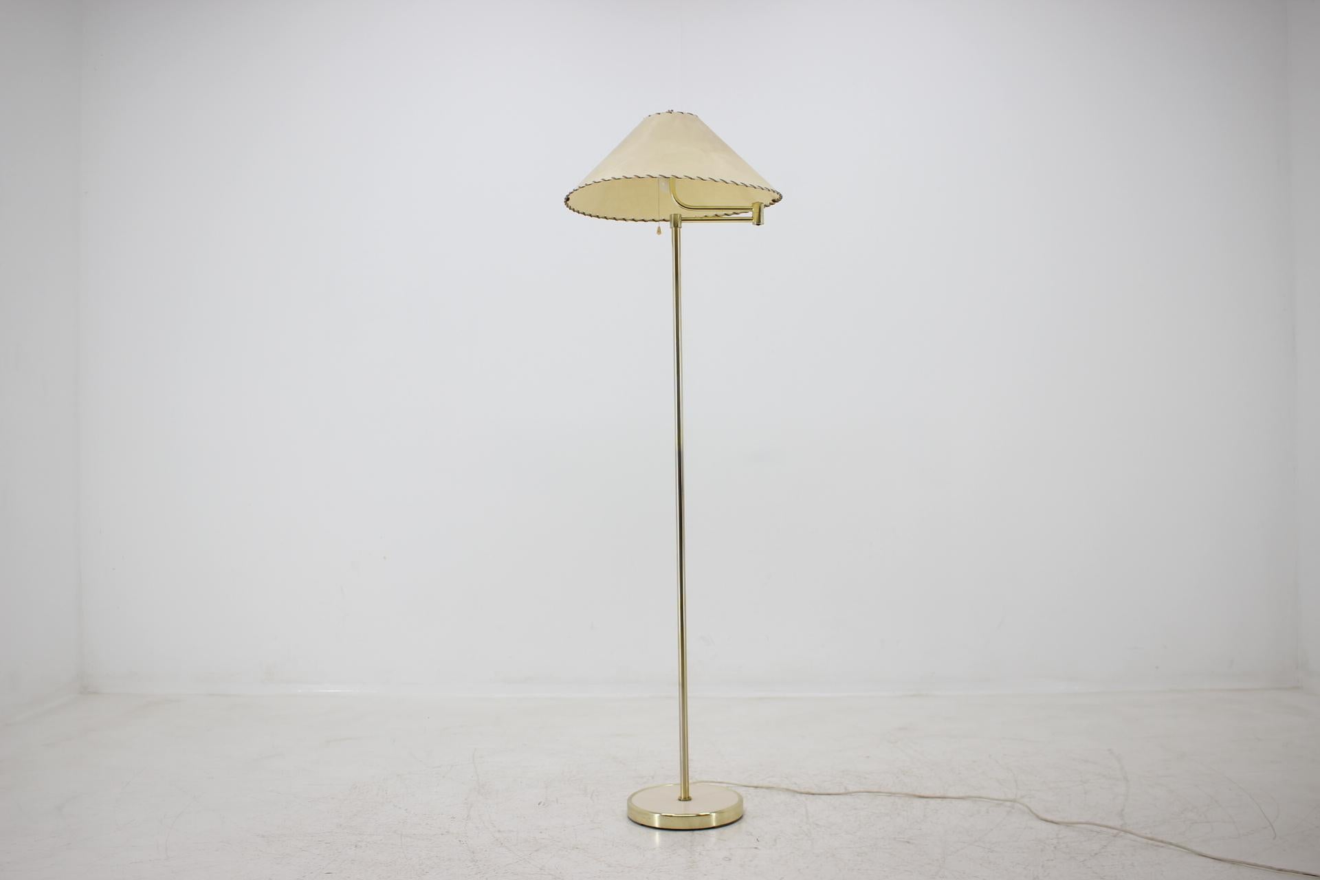 - Made in Germany
- Made of brass, plastic, fabric
- Re-polished
- Adjustable lamp shade
- Fully funktional
- Good, original condition.