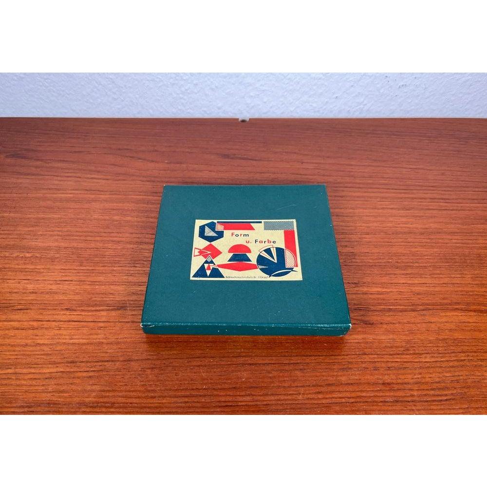 Set di stencil tedeschi Form Und Farbe della metà del secolo scorso, anni '60, in ottime condizioni. Progettato dal 1960 al 1969.

Informazioni aggiuntive:
Materiali: Cartone, plastica
Colore: verde
Stili: Medioevo Moderno
Paese di origine: