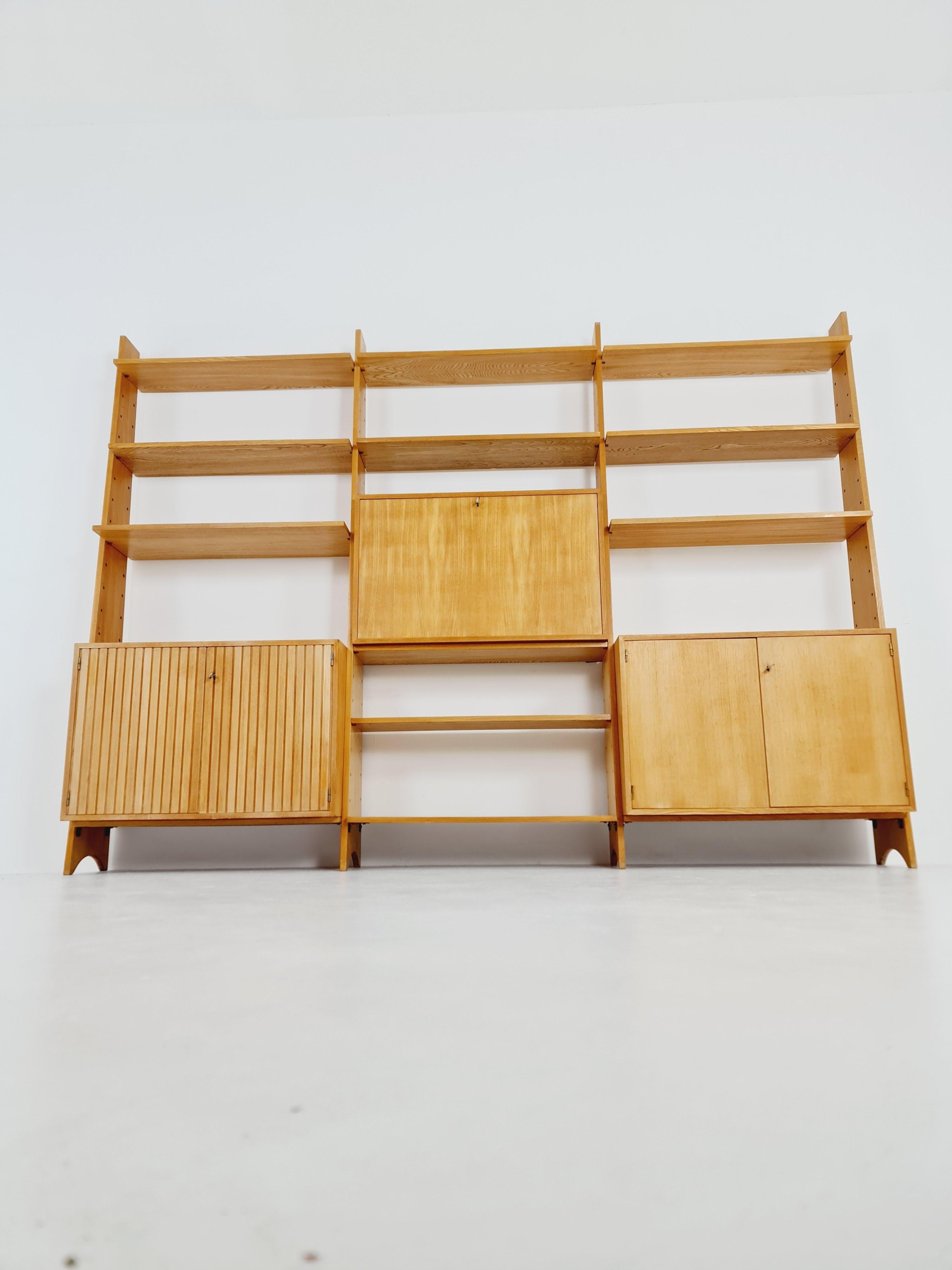 Mid-Century German freestanding vintage library bookcase shelf, 1960s

Dimensions:
Height: 200cm
Width: 274cm
Depth: 40cm

It is in good vintage condition, however, as with all vintage items some minor wear marks should be expected.

Please inquiry