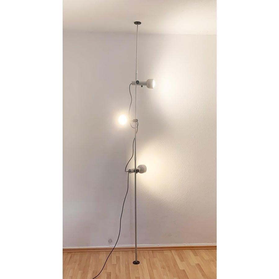 Minimalist clamp floor lamp with three flexible spotlights.

support for the room-high floor lamp serves a clamping rod made of aluminum. The four-part bar closes up and down with a black plastic plate. The actual lights show a simple spotlight