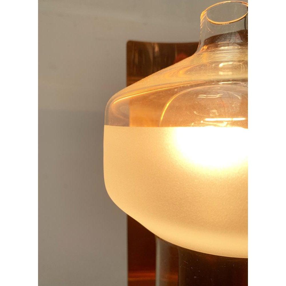 Imposanter Lenker aus Kupfer, Messing und Glas von Cosack. Die Materialität und Formensprache erinnert an skandinavische Leuchten.

Dieser Kerzenständer besticht durch seine MATERIALITÄT und seine komplexen Details. Kupfer, Messing und Glas