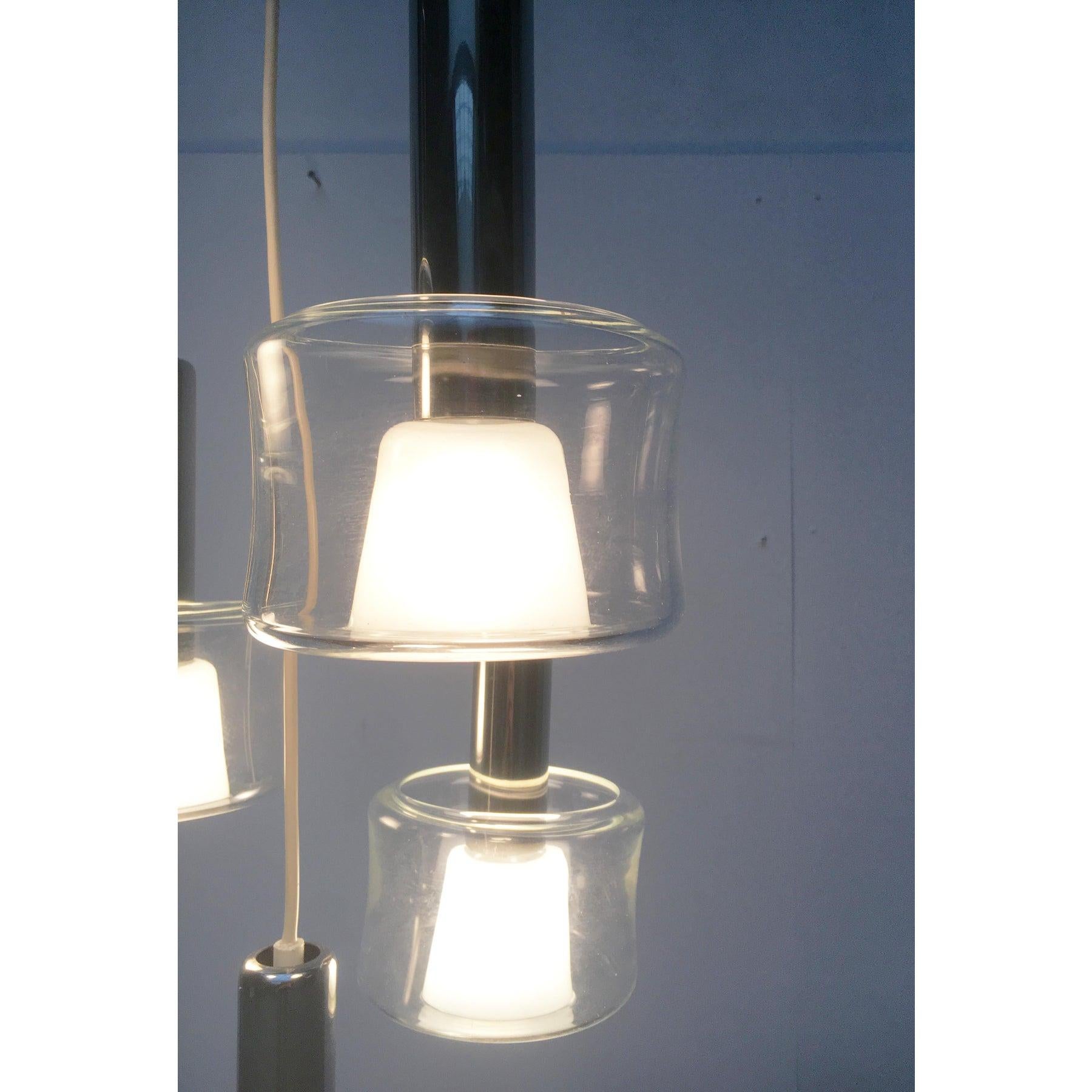 Mid-century cascade light with 5 pendulums
The pendulum is made of a chrome-colored cylinder with a glass body as a diffuser at the end
The diffusers are made of clear glass
The interior is designed satin finish, to prevent glare from the light