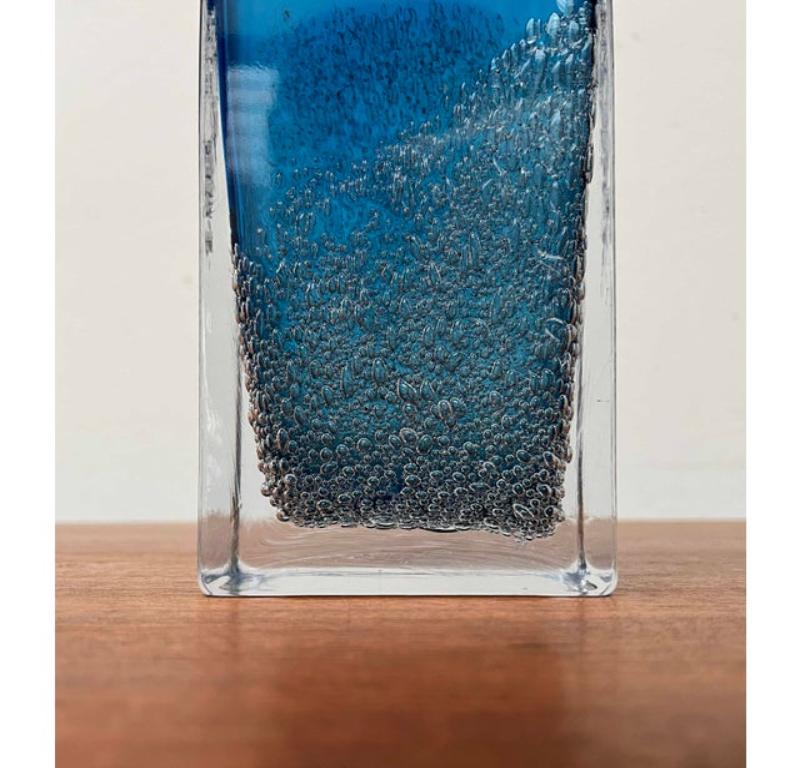Vaso a blocco di vetro tedesco di metà secolo di Ingrid Glas, Germania, anni '60, in ottime condizioni. Progettato tra il 1960 e il 1969 Questo pezzo ha un marchio di attribuzione,

Informazioni aggiuntive:
Materiali: Vetro
Colore: blu
Periodo:
