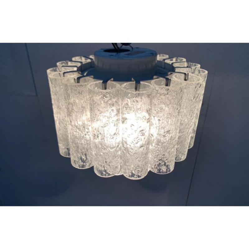 Piccole plafoniere del rinomato produttore Doria Leuchten.

Un design impressionante in un formato pratico. Gli elementi di vetro strutturale si rompono e potenziano la luce della lampada all'interno. Questo rende questi piccoli candelabri una fonte