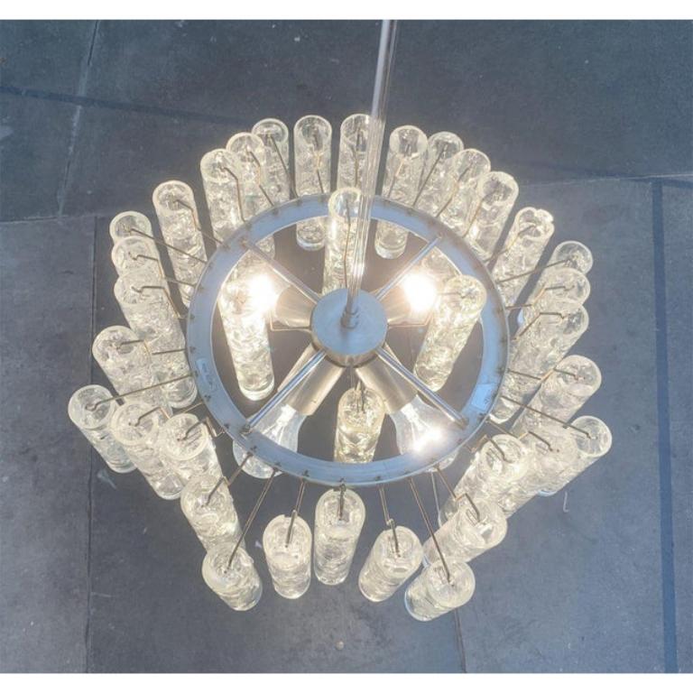 Imponente lampadario del rinomato produttore Doria Leuchten.

Questo raro lampadario Doria è appeso con bicchieri di diverse lunghezze. Gli elementi rifrangono e potenziano la luce delle lampadine all'interno. In questo modo, una fonte di luce