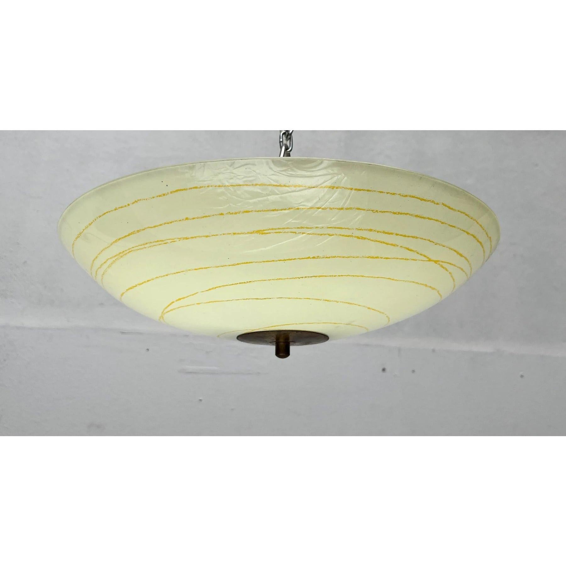 Plafoniera in vetro tedesca di metà secolo con zoccoli Zenith, anni '50, in ottime condizioni. Progettato dal 1950 al 1959.  Fino a 250V (standard Europa/Regno Unito).Il cablaggio di questo articolo potrebbe essere originale e potrebbe dover essere