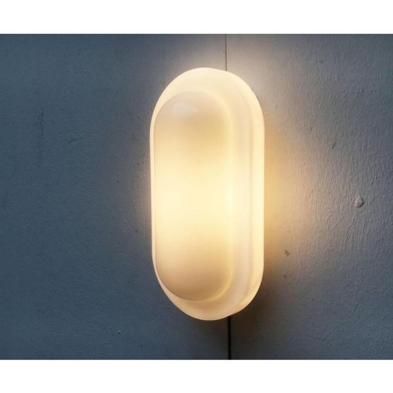 Semplici lampade da parete del rinomato produttore Putzler.

Particolarmente suggestiva è la forma semplice dei diffusori in vetro opalino. Il linguaggio del design ricorda fortemente il funzionalismo del primo modernismo, anche se queste lampade