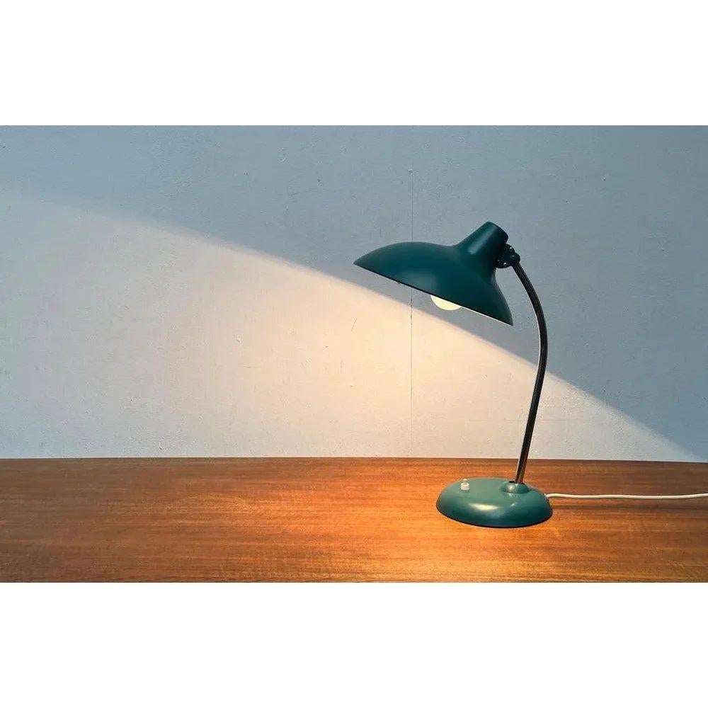 Lampe de table 6786 verte allemande du milieu du siècle par Christian Dell pour Kaiser Idell, années 1960

Lampe de table du milieu du siècle de Kaiser qui brille dans une couleur spéciale.

Un design simple et fonctionnel. Les lignes doucement