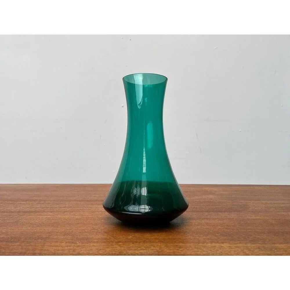 Vaso in vetro verde tedesco di metà secolo di Leichlingen Rheinkristall, anni '60, in ottime condizioni. Progettato dal 1960 al 1969 prove ufficiali di autenticità come cataloghi d'epoca, registri di stilisti o altre fonti