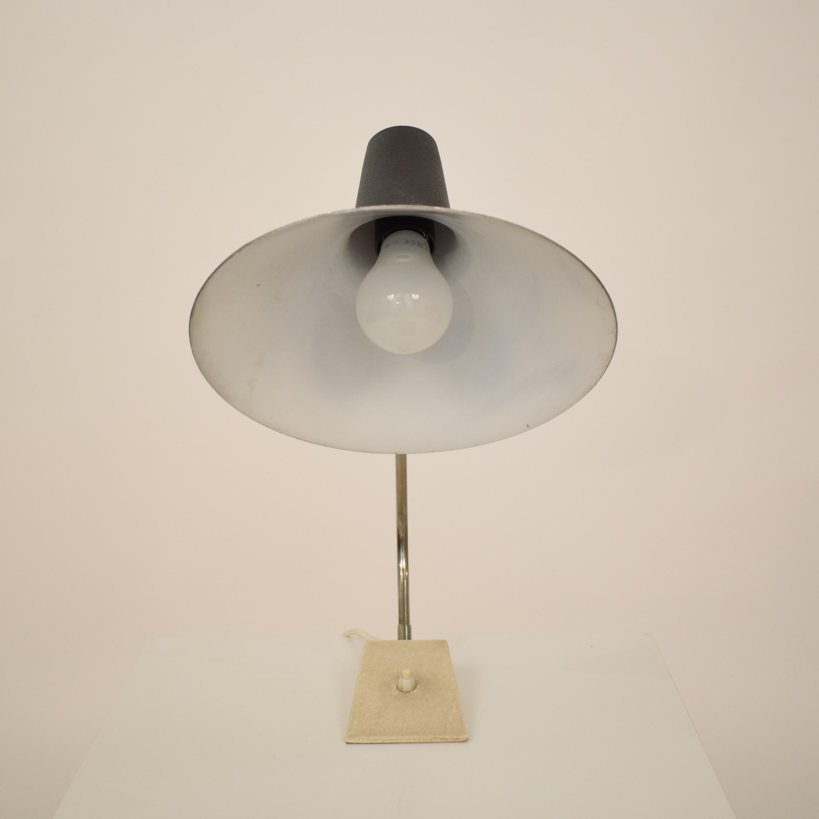 Graue, verchromte und weiße Tischlampe von Gebrüder Cosack, 1950er Jahre (Moderne der Mitte des Jahrhunderts) im Angebot