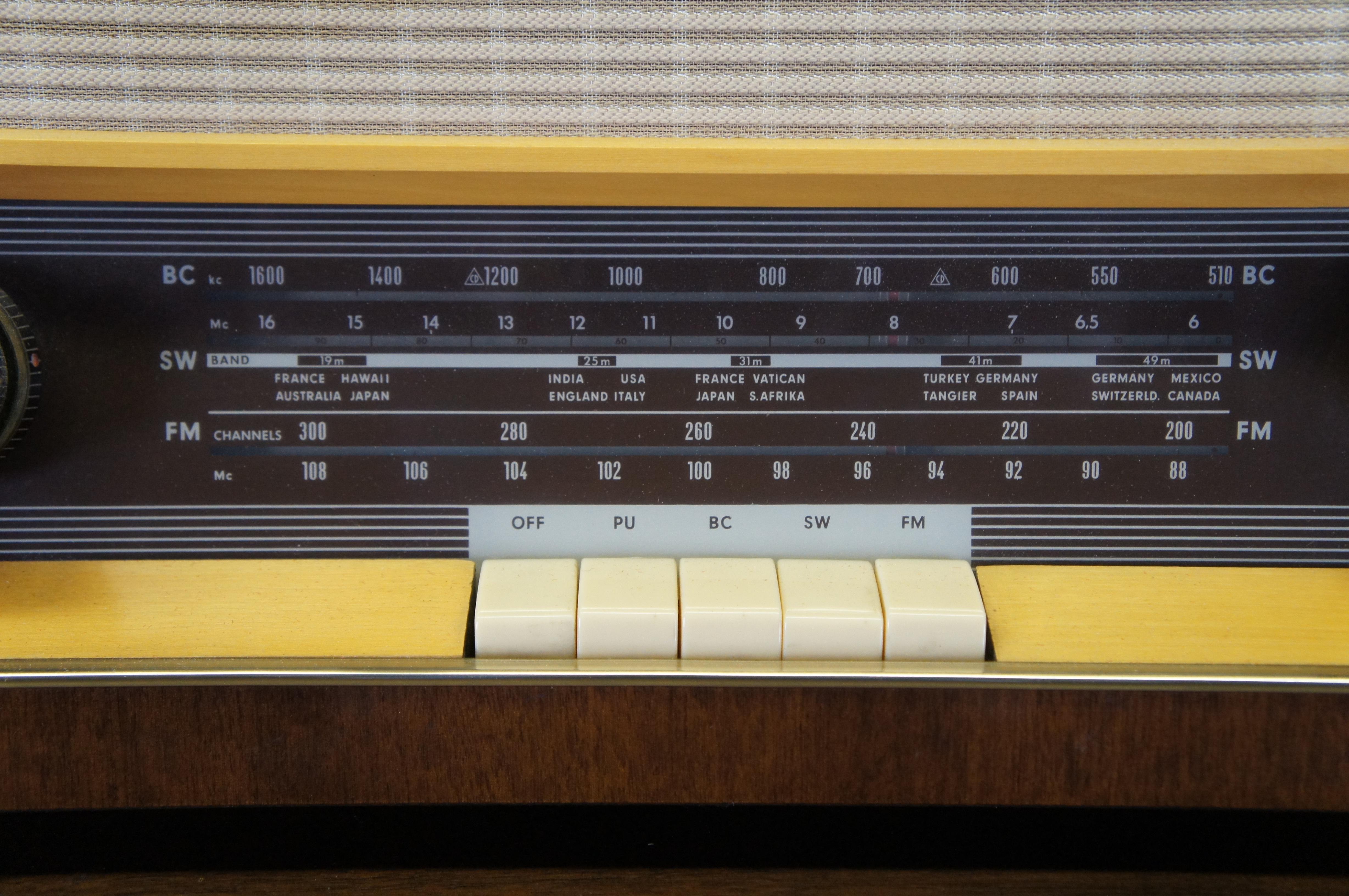Mid Century German Grundig 2440 Table Top Tube Radio Stereo For Sale 4