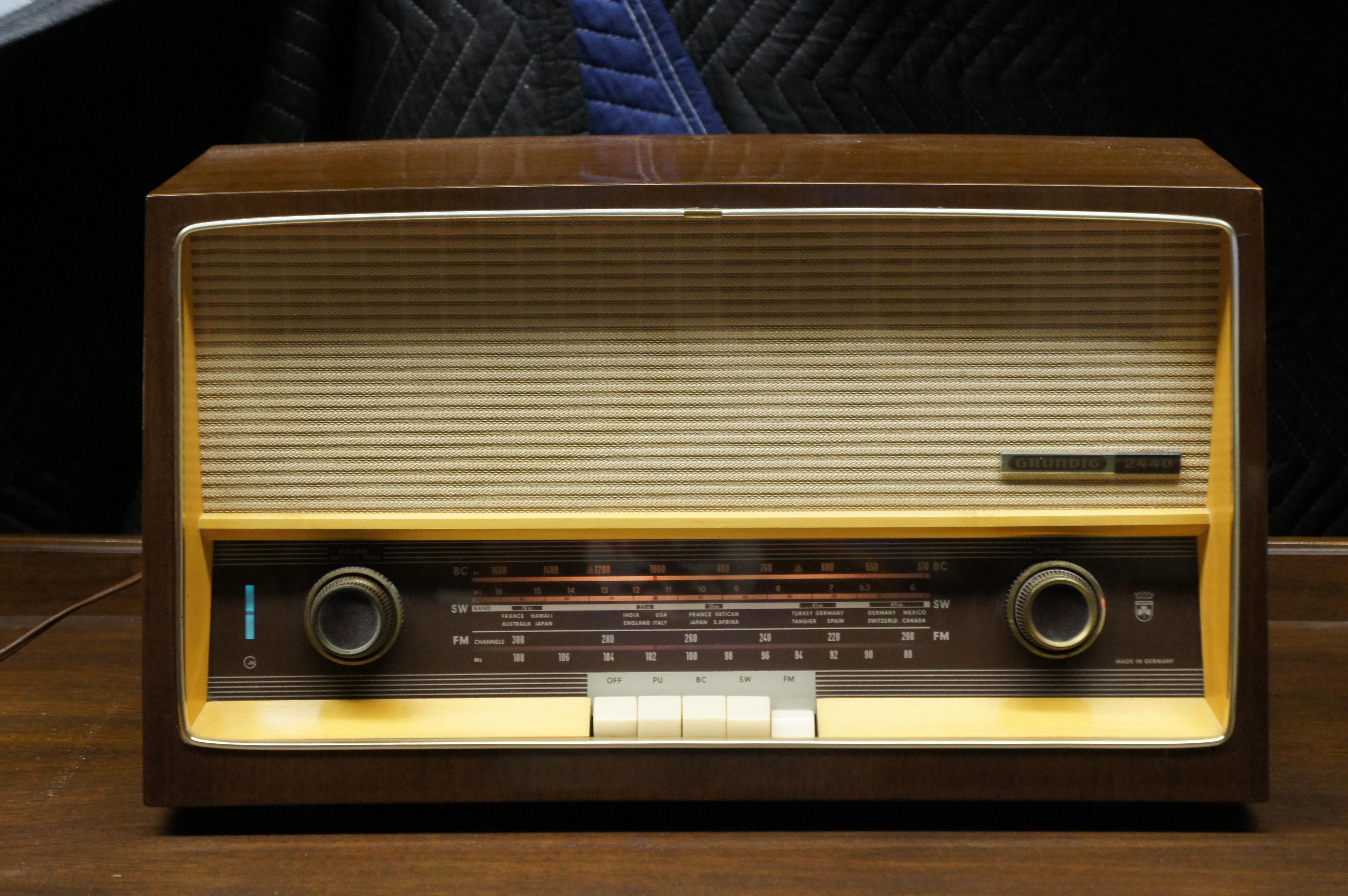 Mid Century German Grundig 2440 Table Top Tube Radio Stereo For Sale 5