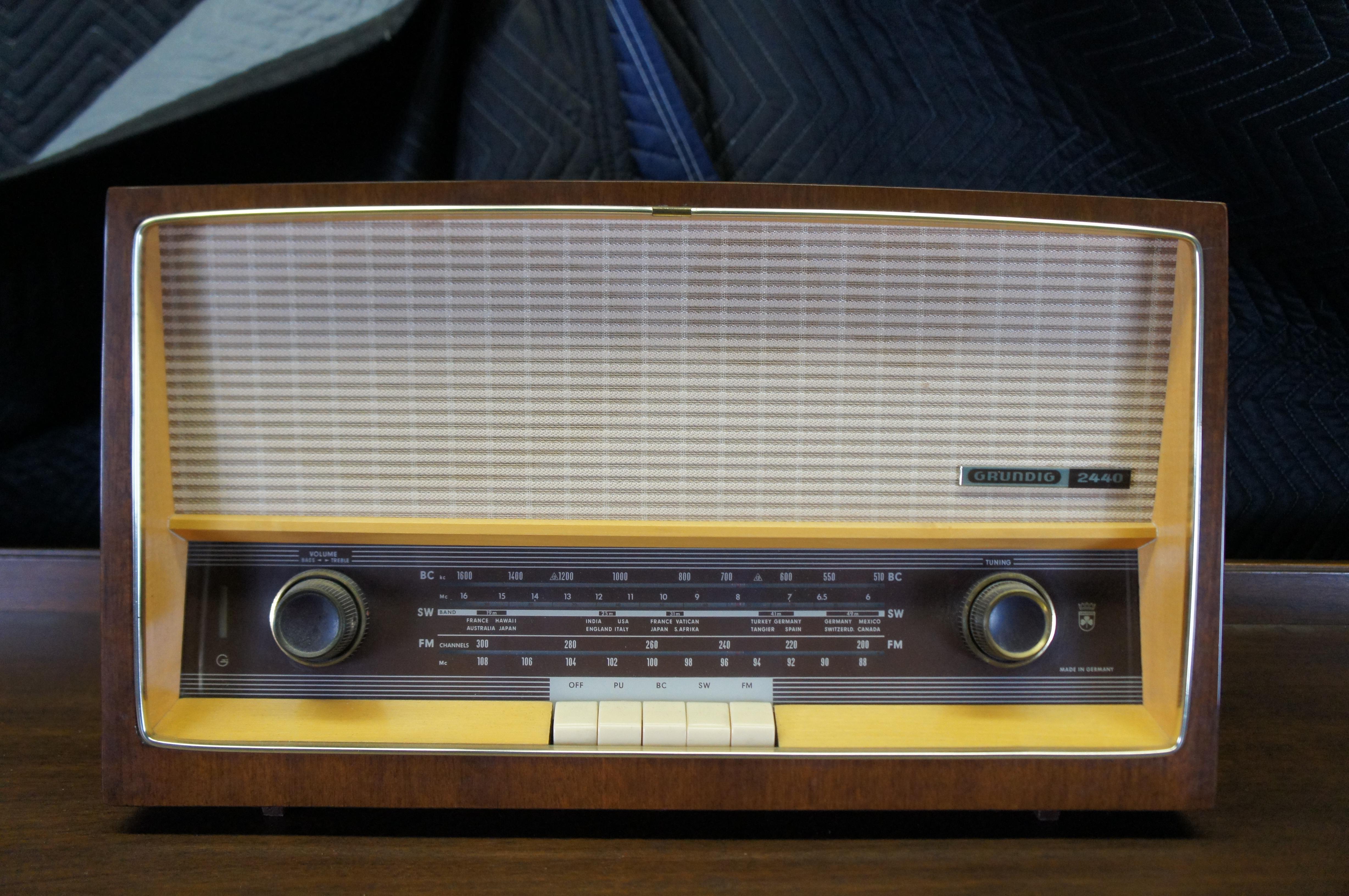 Mid Century German Grundig 2440 Table Top Tube Radio Stereo In Good Condition For Sale In Dayton, OH