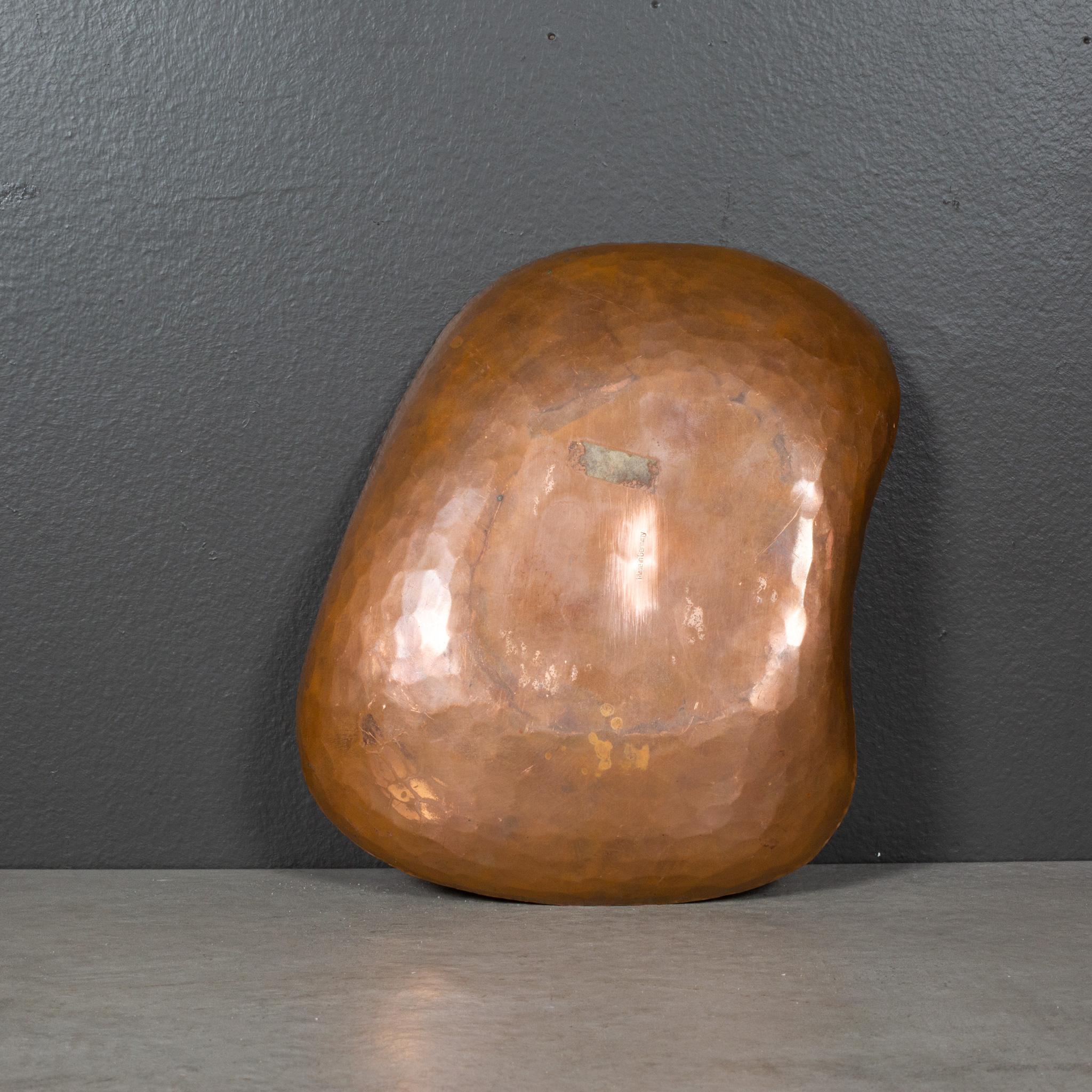 Plato de cobre martillado alemán de mediados de siglo c.1960 Moderno de mediados de siglo en venta