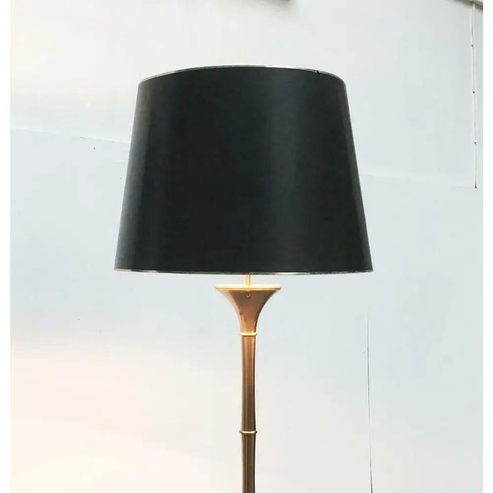 Uno de los primeros diseños del conocido diseñador de luminarias Ingo Maurer, de finales de los años sesenta y principios de los setenta.

Un diseño elegante y clásico en un tamaño impresionante. El nombre se refleja en el lenguaje formal de la