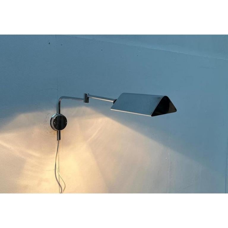 Elegante lampada da parete del luminoso designer Florian Schulz.

Il design colpisce per la sua semplice eleganza e l'alta qualità dei materiali. Il riflettore, dalla forma sorprendente, si trova all'estremità di un braccio girevole. Il raggio