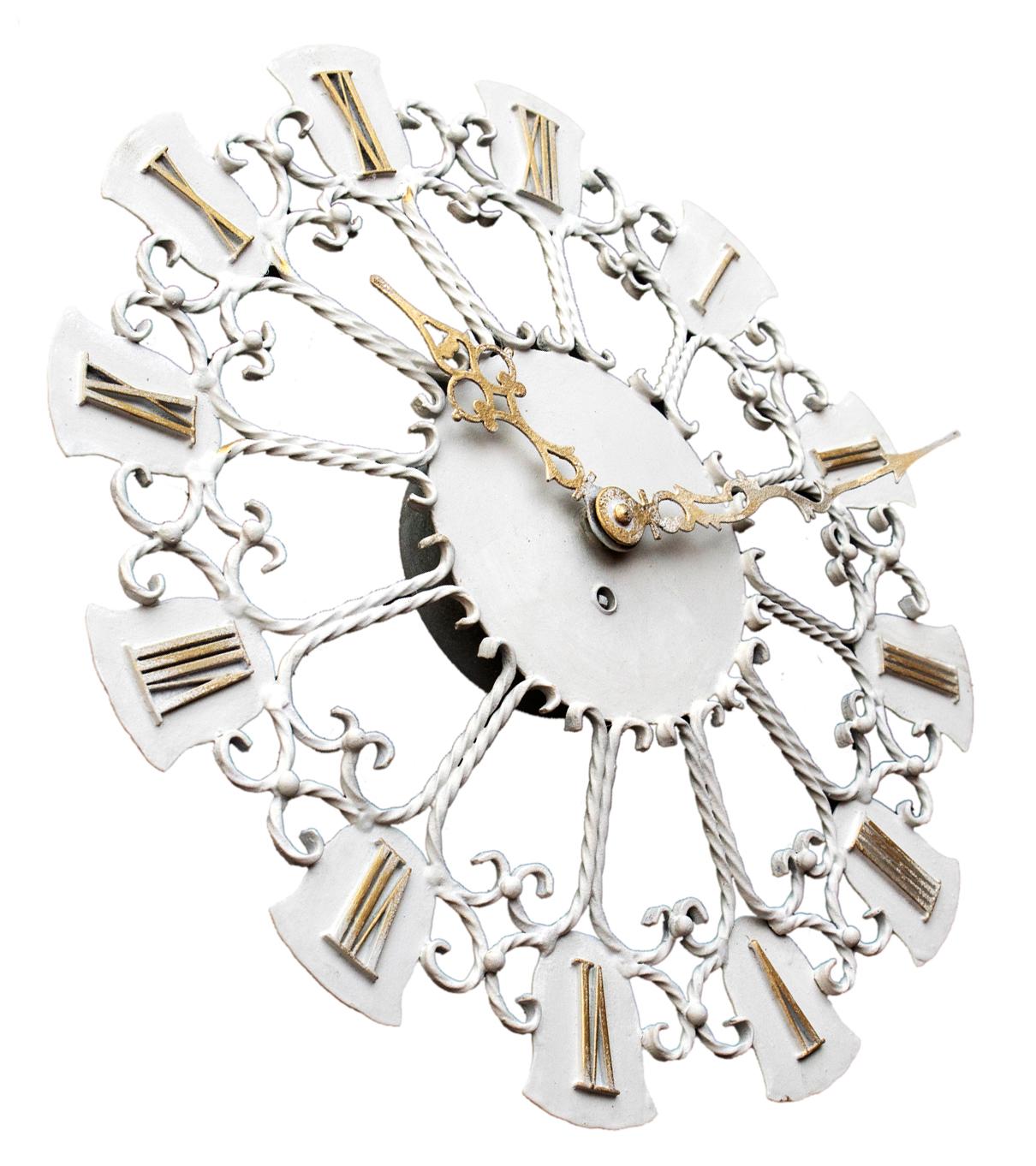 Horloge murale vintage européenne en fer forgé à la main avec des accents d'or blond. Horlogerie allemande. Nouvellement peinte par Fleur de Lex en blanc tendre avec des chiffres romains dorés.
