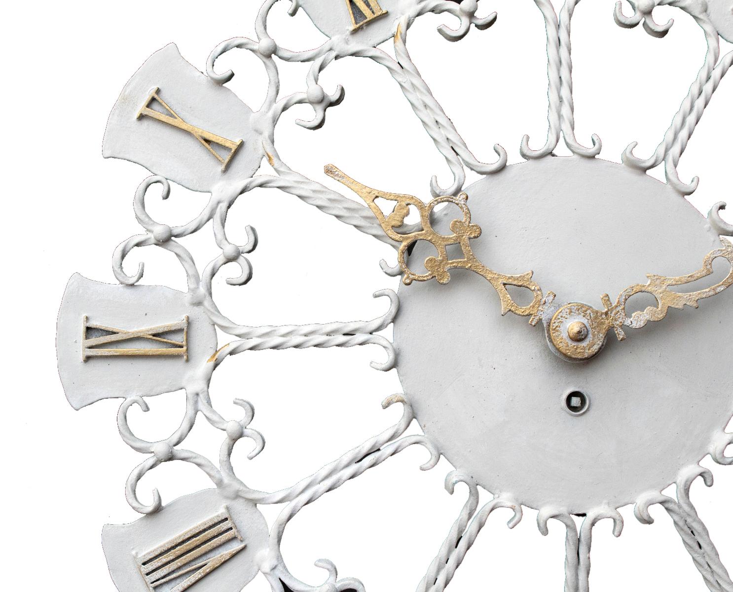 Mid-Century Modern Horloge murale en fer allemand du milieu du siècle en vente