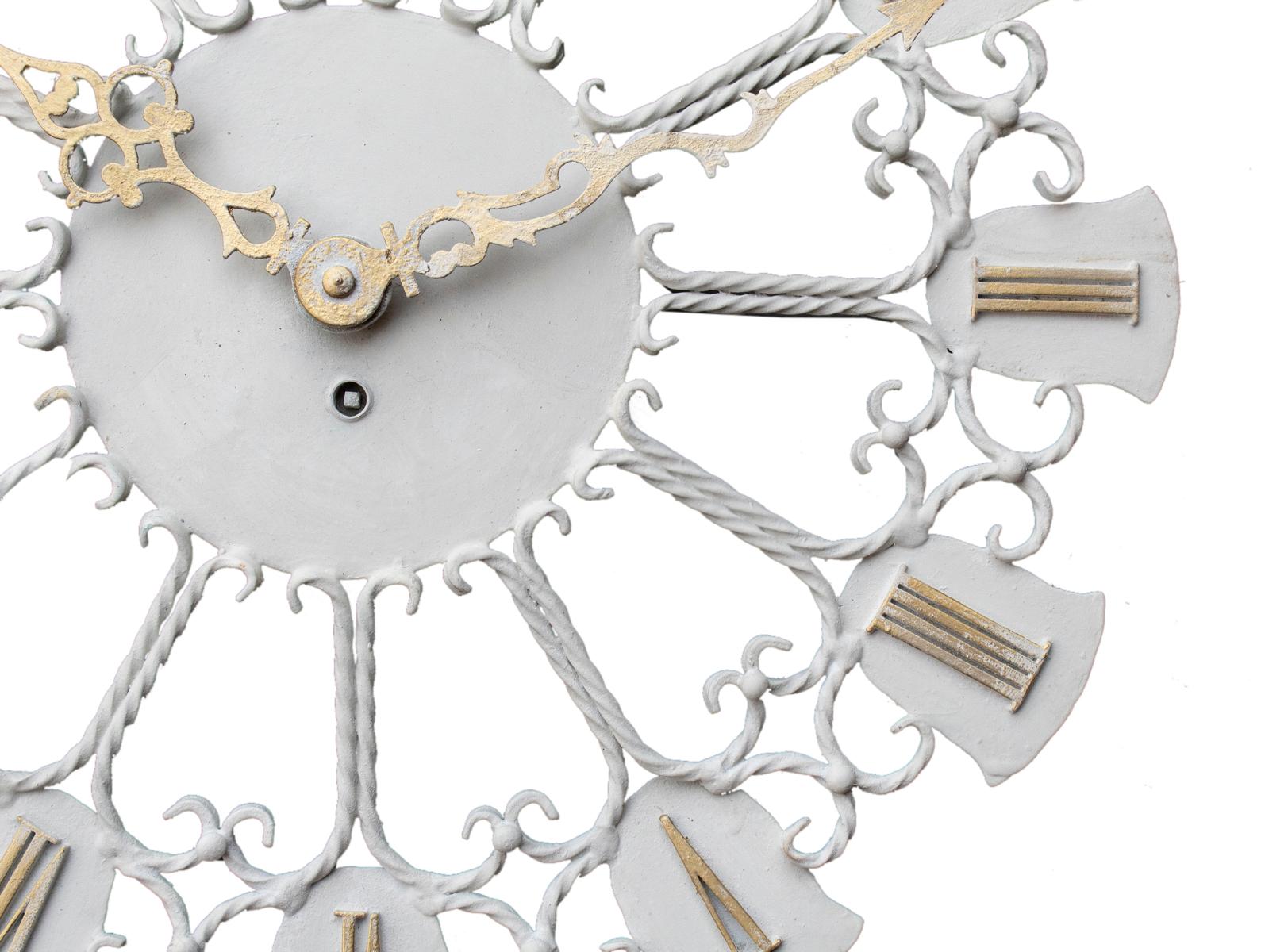 Allemand Horloge murale en fer allemand du milieu du siècle en vente