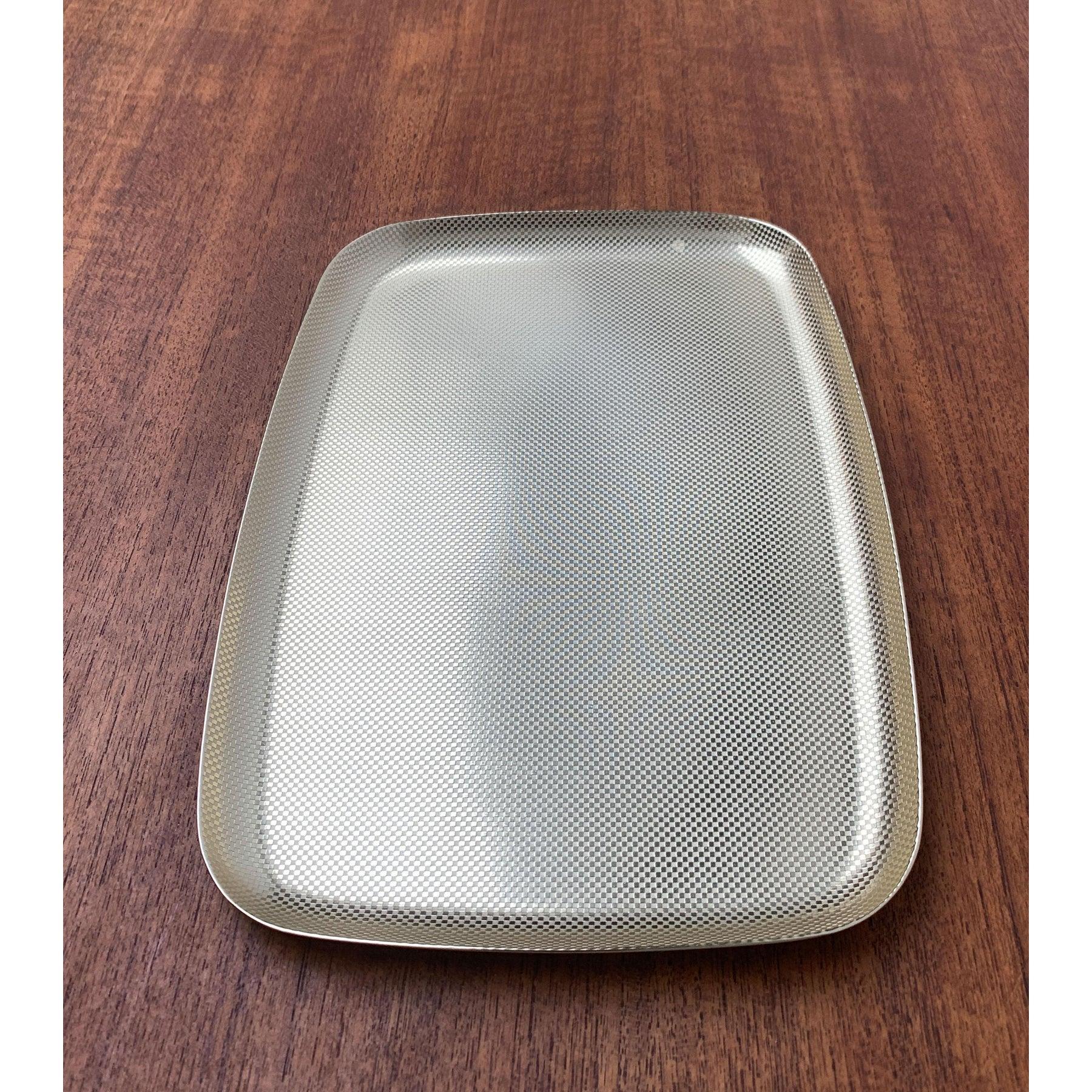 Placa de metal alemana de mediados de siglo de Zeppelin Metallwerke, en muy buen estado. Diseñado de 1950 a 1959 Esta pieza tiene una marca de atribución.

Más información:
Color: Dorado
Estilos: Moderno de mediados de siglo
País de origen: