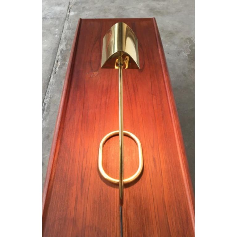 Esta es una elegante lámpara de escritorio de Cosack Leuchten. Esta rara lámpara tiene un brazo especialmente bien ejecutado, con una oscilación arrolladora. La base tiene forma de anillo. La sombra puede girarse en un determinado marco sobre la