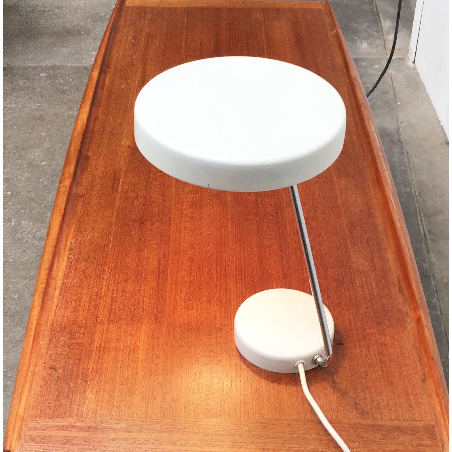 Lampe de table minimaliste allemande du milieu du siècle 6658 de Kaiser Idell/Kaiser Leuchten en vente 3
