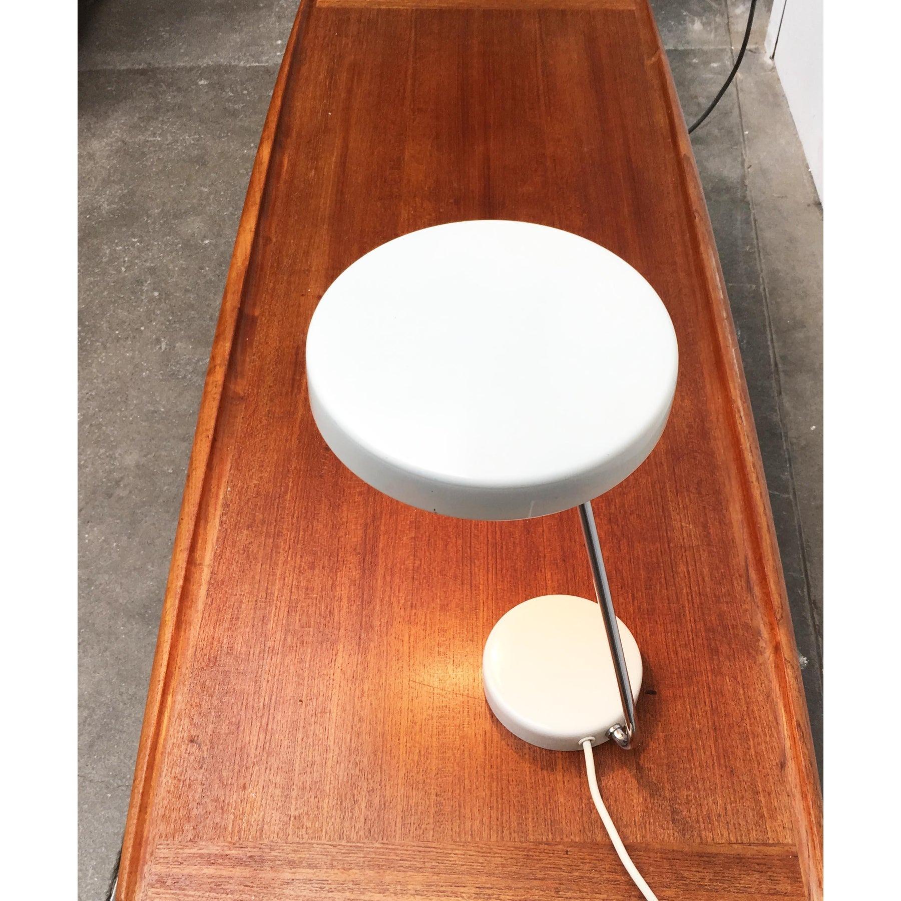 Petite lampe de bureau par Emperor lights dans une couleur blanche rare et une forme très factuelle. La lampe se caractérise par sa forme d'écran simple. L'écran peut être déplacé d'un côté à l'autre d'une articulation. Preuve officielle