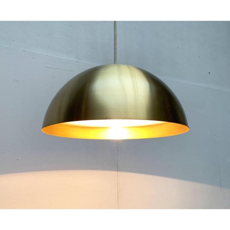 Mid-Century Messing Dome pendant light from Beisl.

The umbrella shows the shape of a hemisphere. The homogeneous brass interface supports this simple shape. A functional pendant lamp also becomes a striking object in the room. The brass from