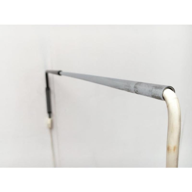 Mid-Century moderno Lampada da parete a sbalzo minimalista tedesca di metà secolo di Erco in vendita
