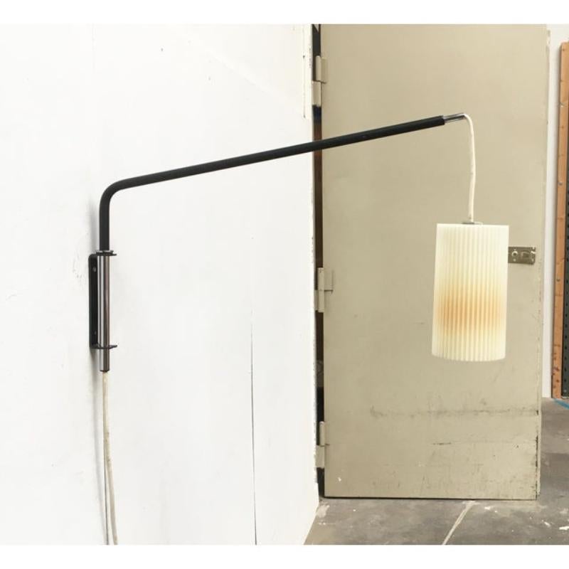 XX secolo Lampada da parete a sbalzo minimalista tedesca di metà secolo di Erco in vendita