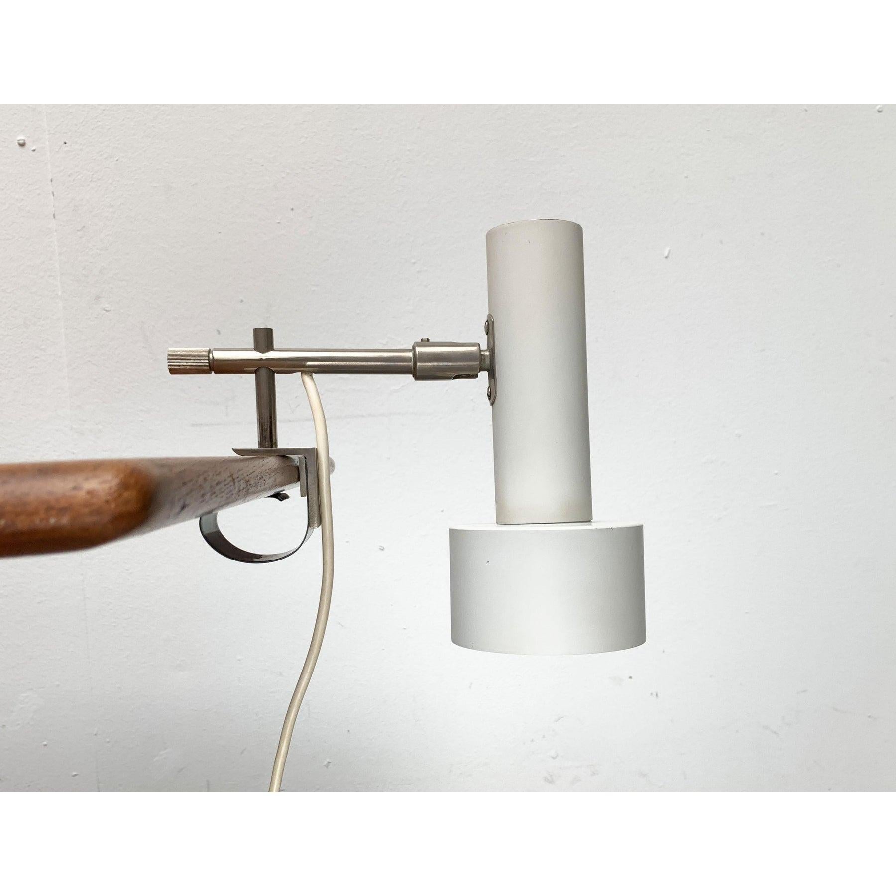 Lámpara de pinza minimalista de mediados de siglo de Beisl.

Llama la atención la forma minimalista de radiación del cabezal de luz blanca. Cilindro simple de diferentes tamaños. El cabezal del foco se asienta en el extremo de un brazo corto y puede