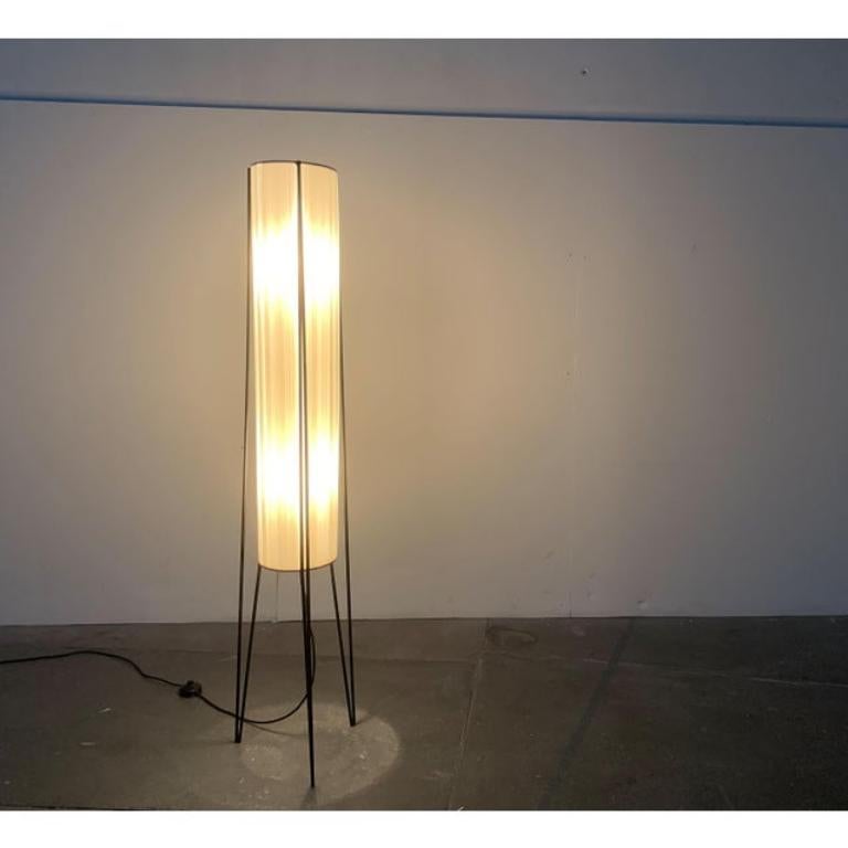 Rara lampada da terra della metà del secolo scorso del produttore tedesco Hesse-Leuchten.

Questa lampada da terra convince per la sua eleganza minimalista. Il telaio in acciaio filigranato è laccato nero e forma un treppiede come base nella parte