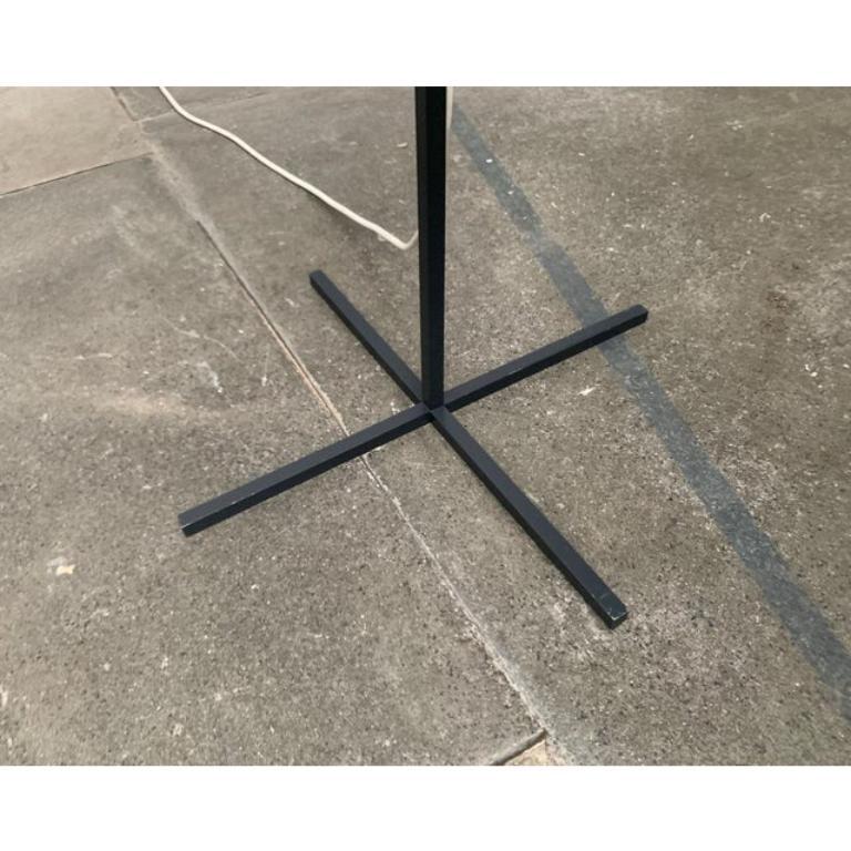 Rara lampada a stelo di metà secolo di Kaiser Leuchten con un particolare piede minimalista.

Il dettaglio speciale di questa lampada è il semplice piede a stella nero di aste quadrate, difficile da battere in termini di semplicità ed eleganza. Un