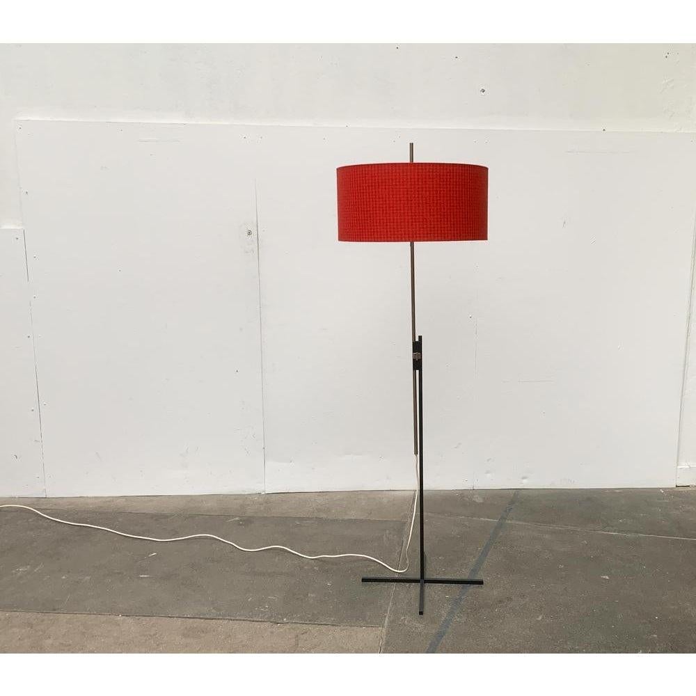 Rara lampada da terra di metà secolo di Kaiser Leuchten con una speciale base minimalista.

Il dettaglio speciale di questa lampada è la semplice base a stella nera composta da aste quadrate, difficile da battere per semplicità ed eleganza. Un altro